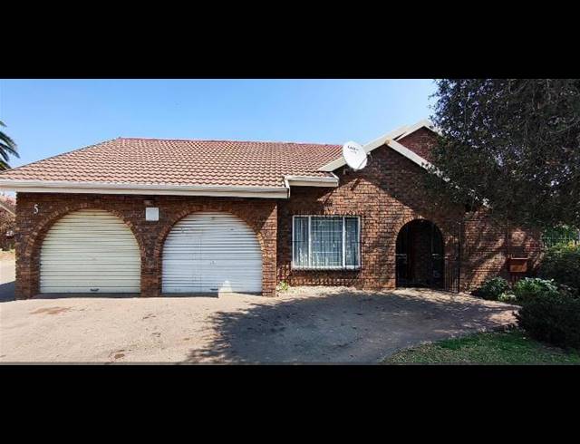 3 BEDROOM TOWNHOUSE FOR SALE IN BIRCHLEIGH NORTH